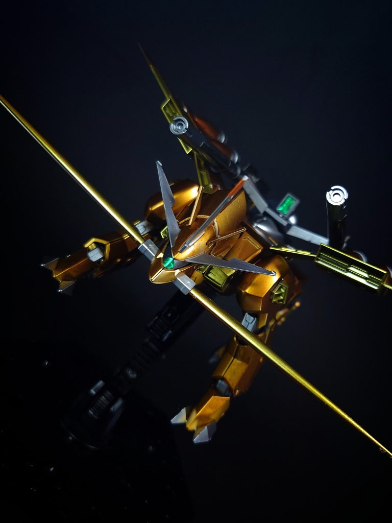 武装・必殺攻撃 2連装ビームサーベル頭部に装備されている近接武装。ビームキャノンと同様に連合からもたらされた技術が使用されている。高い機動力を活かした格闘戦においても、その能力が十分に発揮されており、後期生産改修型のバクゥでも同型の武装が採用されている。