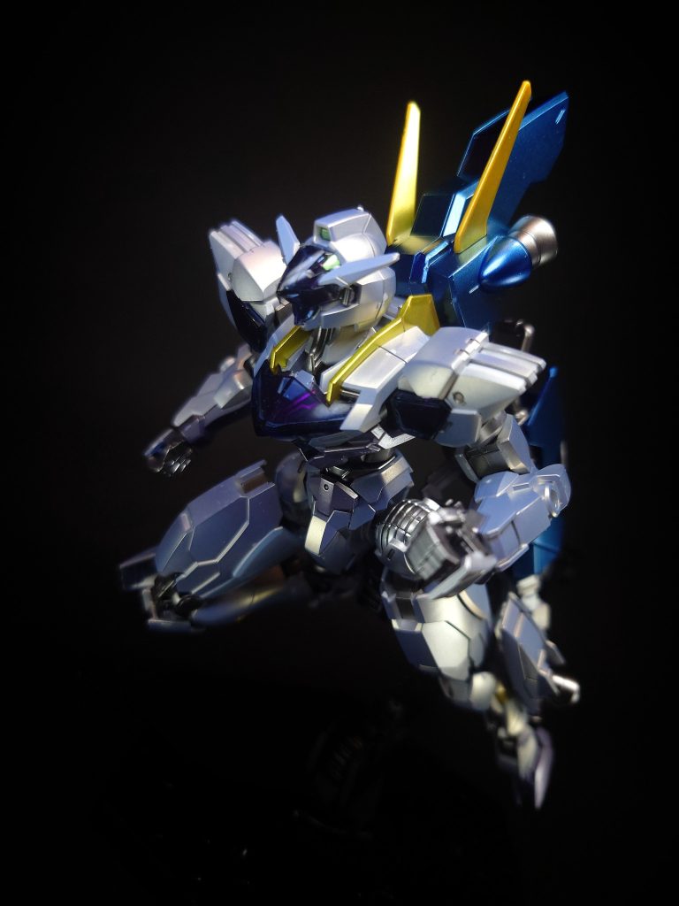 シェルユニット他のGUND-ARMとは違い、ルブリス・ジウは頭部にもシェルユニットが大きく覆うように配置されている。これは頭部に集中する各種センサーの膨大なデータ量をカバーするための配置であり、GUNDフォーマット稼働による発光時には人間の相貌のような紋様が浮かび上がる。