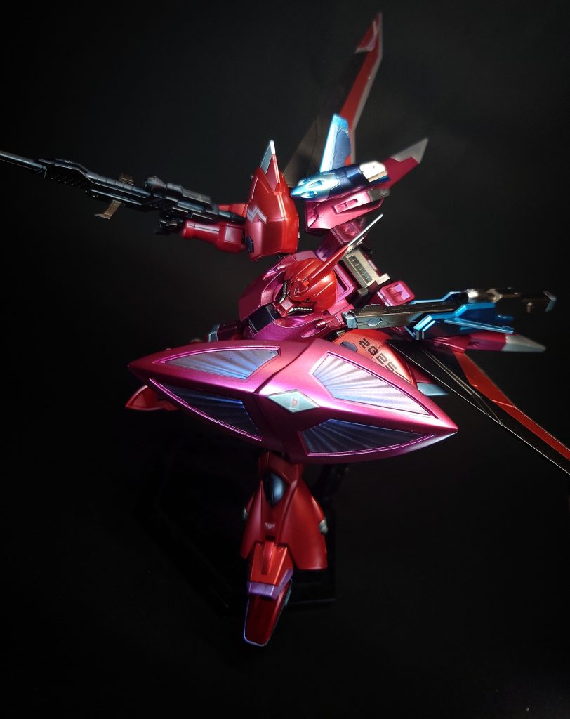 MMI-MD95/Aレフルジェンス ビームシールド左腕に装備された展開式のシールド。収納時は実体のフレームが折りたたまれているが、展開時は表面の内側にバリアを展開する。