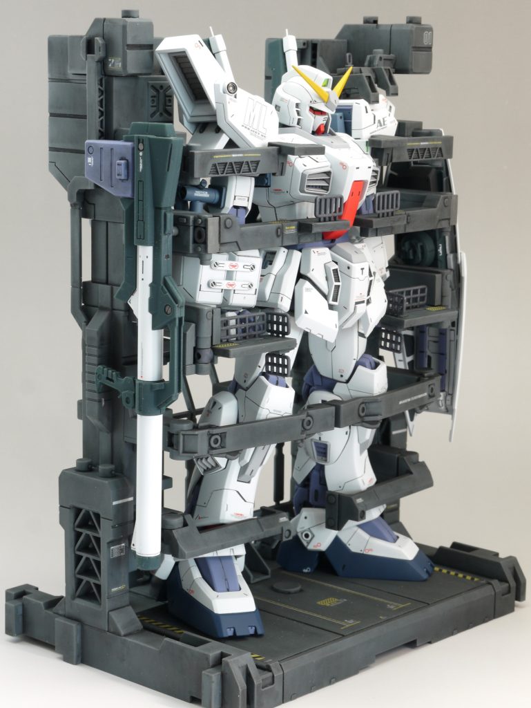 Mk-Ⅱのバックパック、コクピット部、スカート等と干渉するので、肩部と上6本のアームを形状変更し、背面の梁を1本減らしてあります。