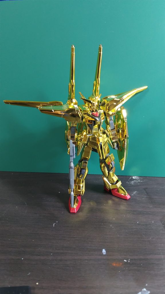 シラヌイですが、巣組の状態です。ぴかぴかできれいなのですが、ゴールド一辺倒なのでメリハリが足りない。フレームなどの塗り分けを決断しました。効率も考えてオオワシとシラヌイ同時製作です。