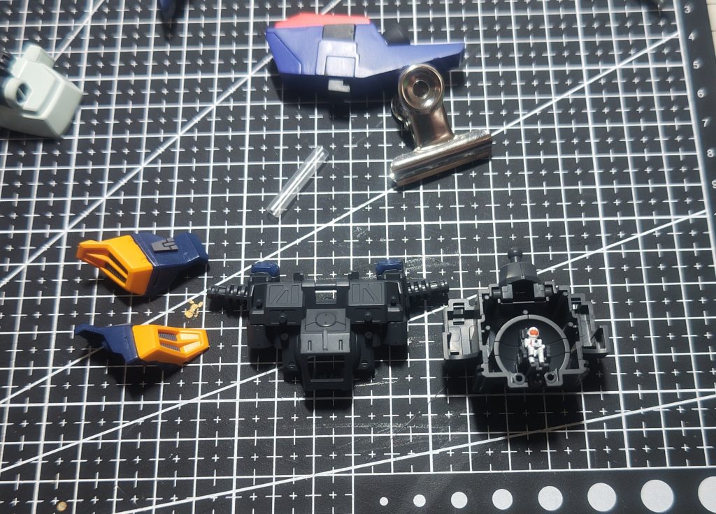 パイロットもアムロカラーで塗装しております(見えないけど)