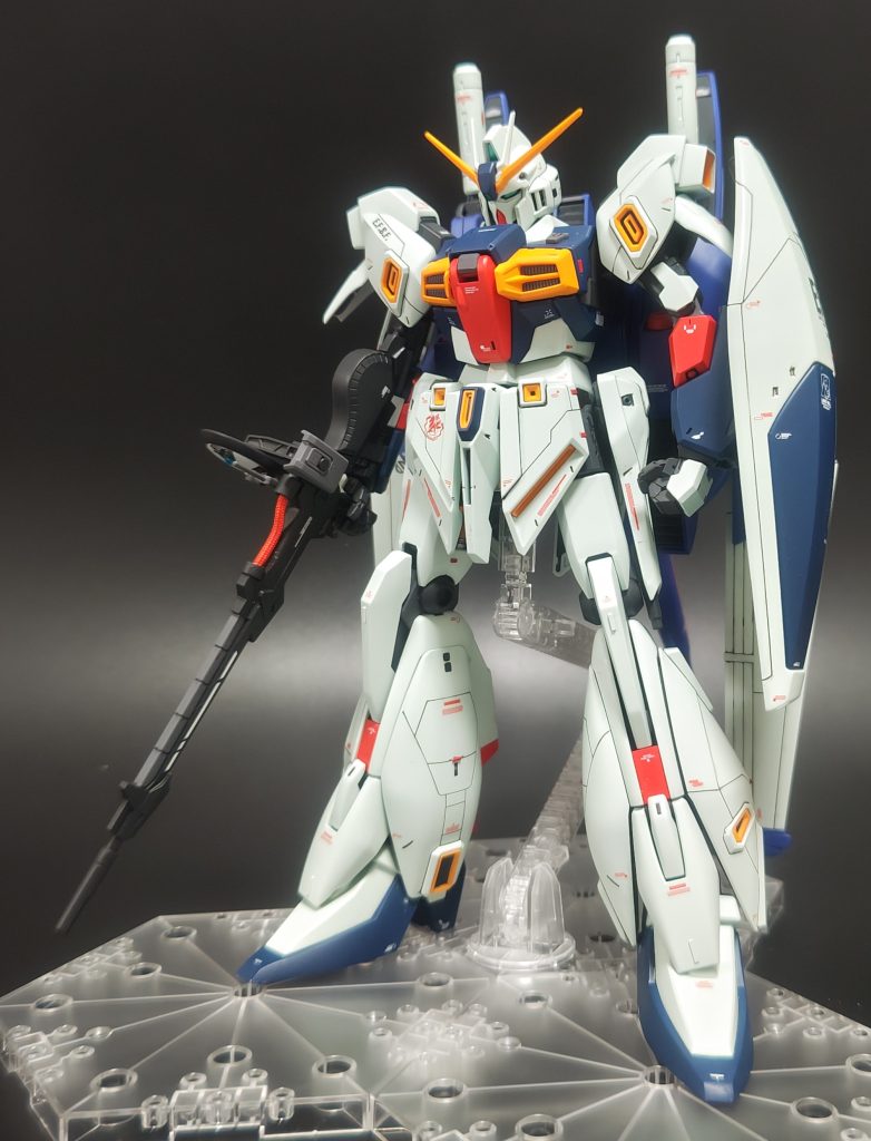 カラーリングは、本来のリ・ガズィに寄せてます。バランス的につま先が短すぎると感じたため4mm位延長してしまいました。ビームアサルトが好みでは無かったので、武器は変更しました。