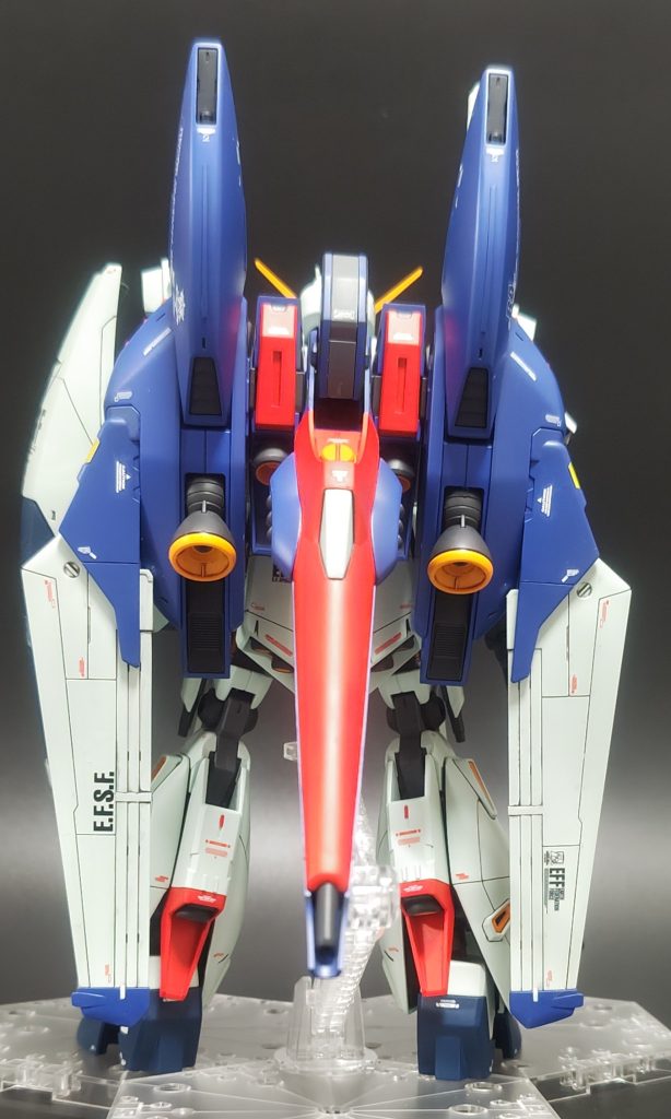 側面と背面画像。デカールは、貼りすぎずポイントを抑えておとなしめにしようと思いました。