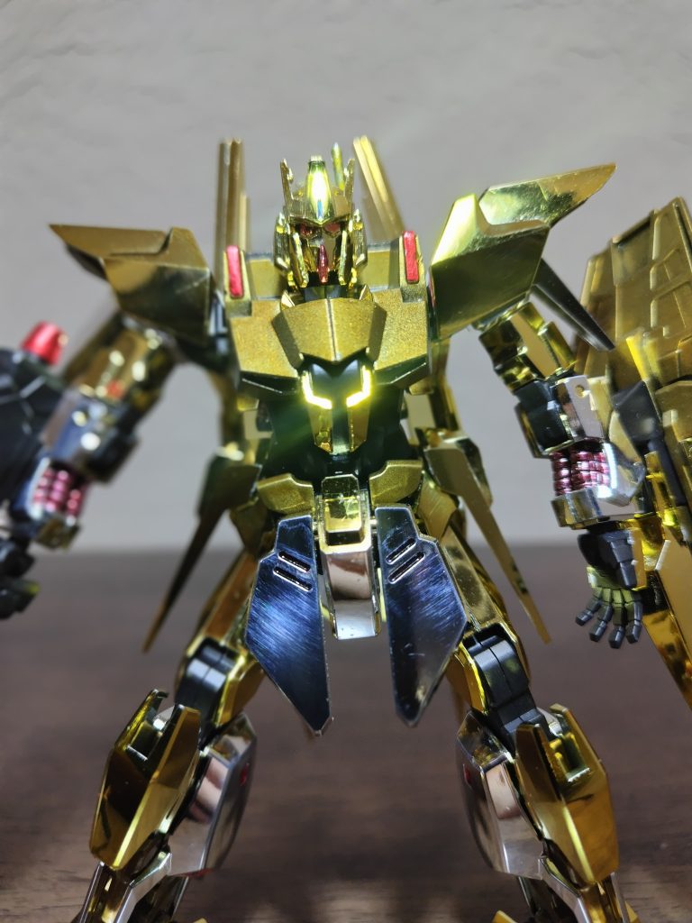 金・銀・銅の３色展開で表現したくて胸部などはゴールドの上にオレンジ黒（イエロー黒だったかな？？）のカラークリアーをのせて銅色っぽくしたつもりだったのですが、だいぶ金色寄りでした💦