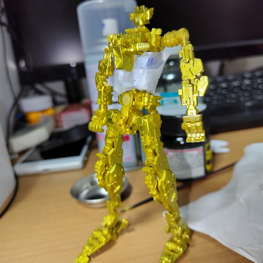 (挫折その1)フレームをとにかく輝かせたくてシャインシルバーとクリアイエローで簡易キャンディー塗装。お腹のパーツを仮組みしたら外れなくなったのでマスキングで腹巻き。そして右腕が折れましたorz