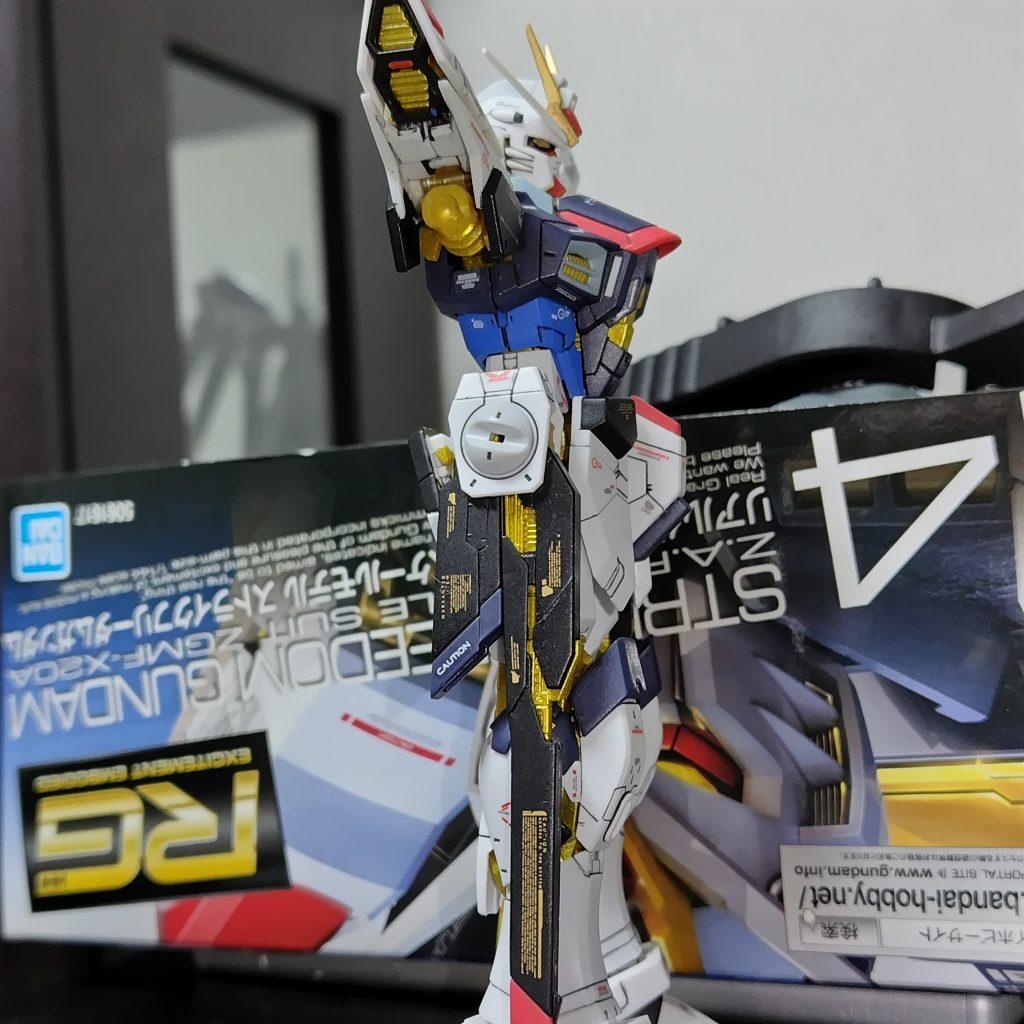 塗膜が厚くなり奥まで収納出来なくなったレール砲。きっとフルバースト状態で飾るから問題…無い…はず。目立たないけど肩部スラスターにも3Dメタリックシールを使用黒レールガンはちょっと心にぐっと来るものがあって変えて良かったと思います。