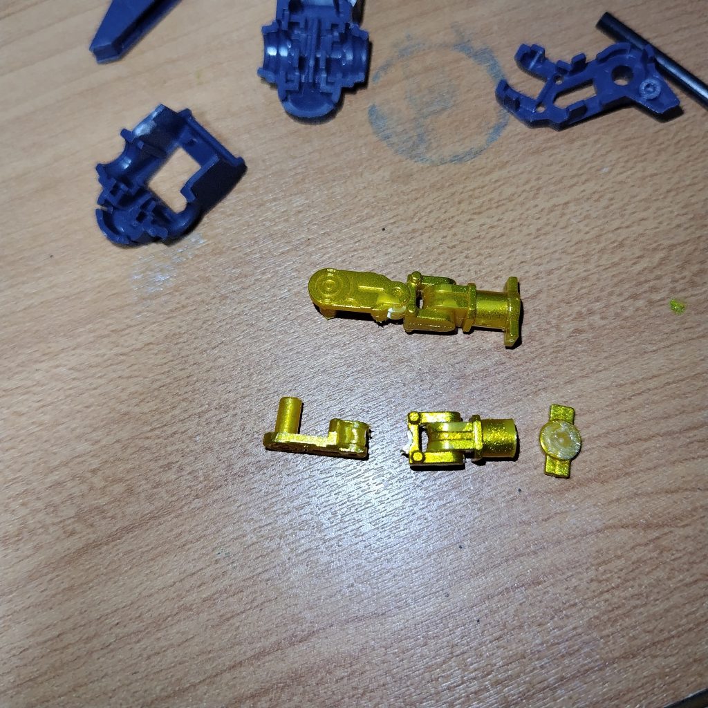 挫折(その3)また折れたorz左は固定パーツなので問題ないですが右側の回転部分が致命傷。