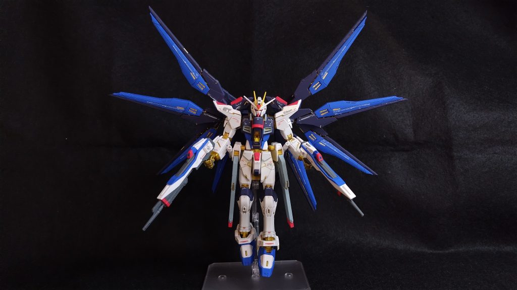 ウイングを展開したこのポージングは主人公機の無敵感が溢れていますね。HGを持っていたのですが、1か月間の海外出張のときに持ち出して少しづく作り、帰ってきて仕上げをしました。塗装は金フレームを生かすように、ガンダムマーカーやホビーマーカーの金で部分塗装して光沢塗装、それ以外はつや消しコートにしました。
