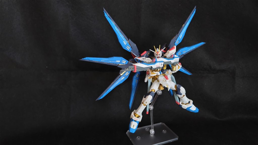 ビームライフルの2連結にしてロングレンジも楽に出来ます。かっこいいのは当然ですが、HGに比べて可動部に重みがあるのでしっかとポージングとれます。