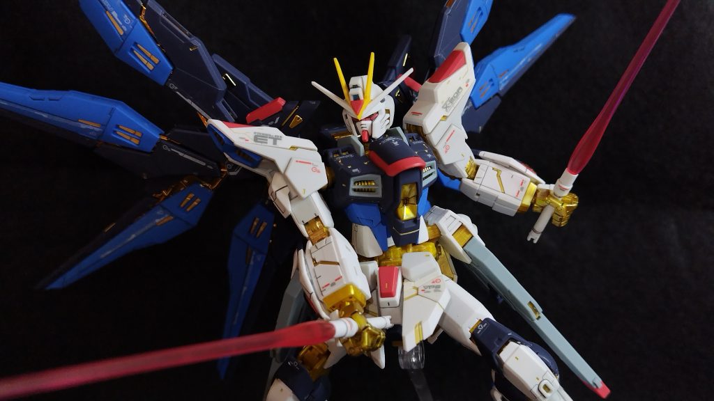 ビームサーベルの抜刀のカッコいいストライクフリーダムはRGのなかでも作りやすいと思います。変形やドッキング機構が無い分、あまりふくざつではなく、可動部も安定するのかもしれません。