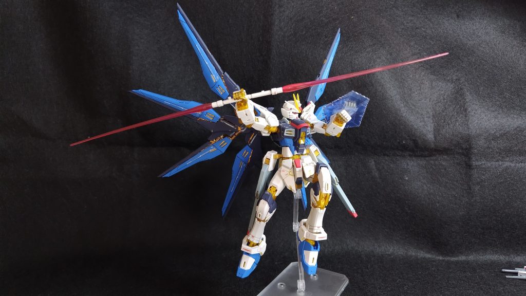 ビームシールドはあまりじゃまにならずに取り付けられて、付属のシールの仕上げでも十分にきれいです。ウイングを展開した写真を撮り忘れてしまいましたが、ストライクフリーダムの神々しさを十分に再現したカッコいいキットでした。MGEXも買っているのですが作るのがとても楽しになりました。