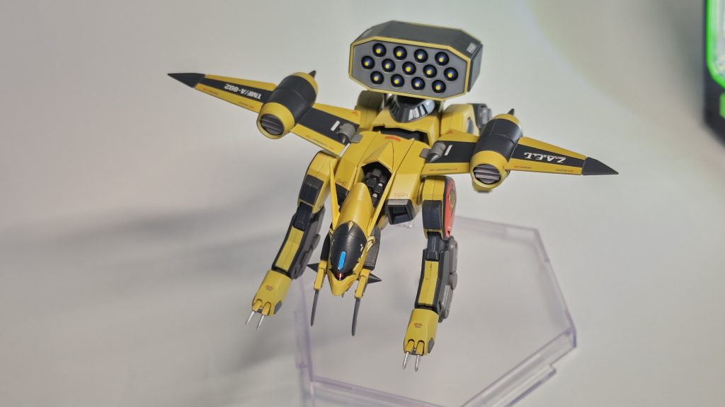 設定画は背部の武装としてミサイルランチャーだけが描かれてるので製作に当たってはレールガンは省略しました