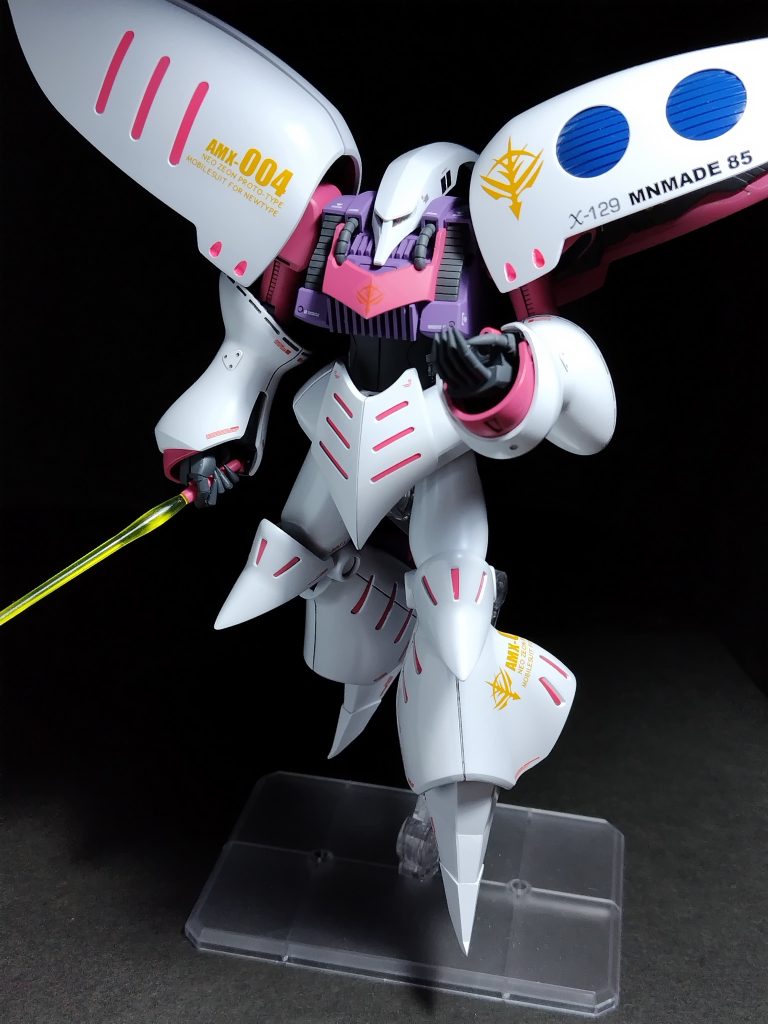 カラーレシピ白はホワイトの上からパールホワイト吹いてます。写真ではわかりにくいですかね。胸の紫とピンクの部分は取説見ながら調色。グレーはメカサフヘビーのまま。 デカールは市販のものに加えて、自作(コンビニプリント)したのを貼ってます。足の曲面のところはうまく貼れずに失敗しました。トップコートは、白いところは光沢てすがそれ以外はつや消しです。