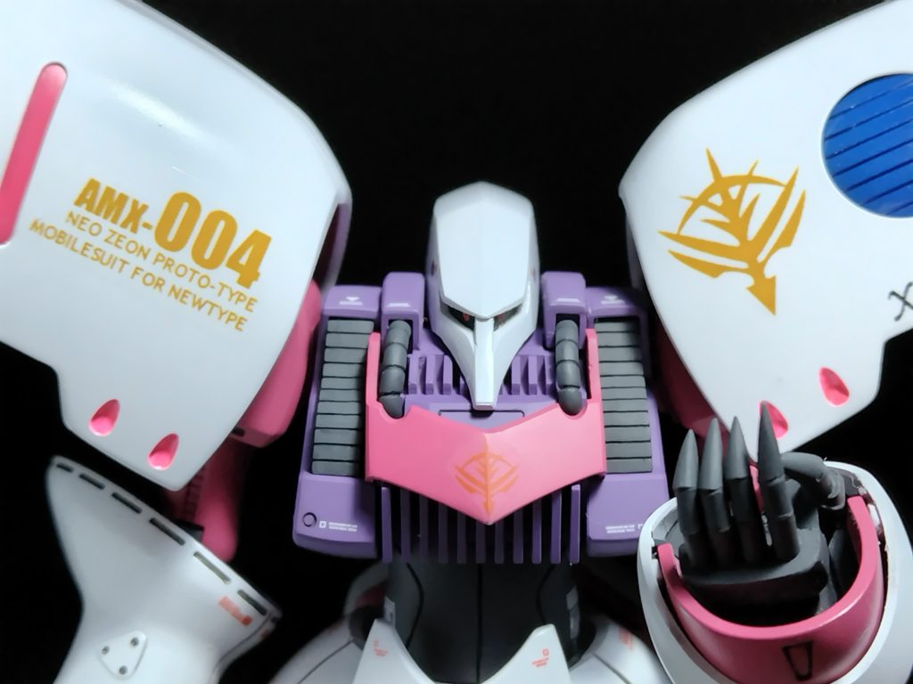 加工内容前から見ると胸が四角なので、3つのブロックに分けてから上側を削ってハの字になるように接着してます。肩の接続部を短くして胴体との隙間を狭く。腕の位置もダボ穴を移動して胴体に近づけてます。肘は裏打ちして削ってラインを変更。腰で2mm延長。バインダーの縁を薄く。ファンネルコンテナは背中から腰の位置に移動。かかとはヒールに。併せてつま先は角度をつけて少し延長してます。