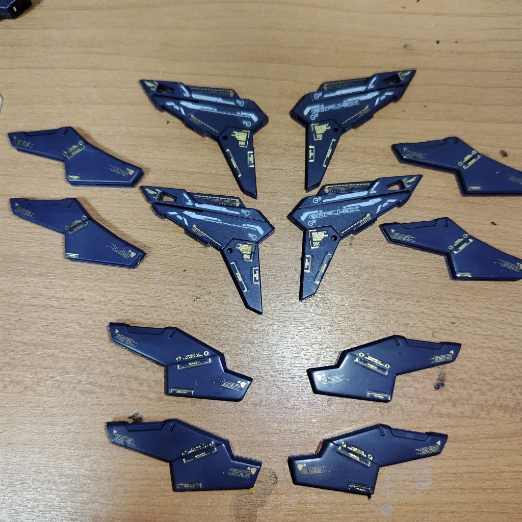 ここもゲート跡がどうしても残ってしまったのでデカールで隠す為に貼っていたらいつの間にか大変な事に。この写真だけでデカール150枚くらい貼ってます。