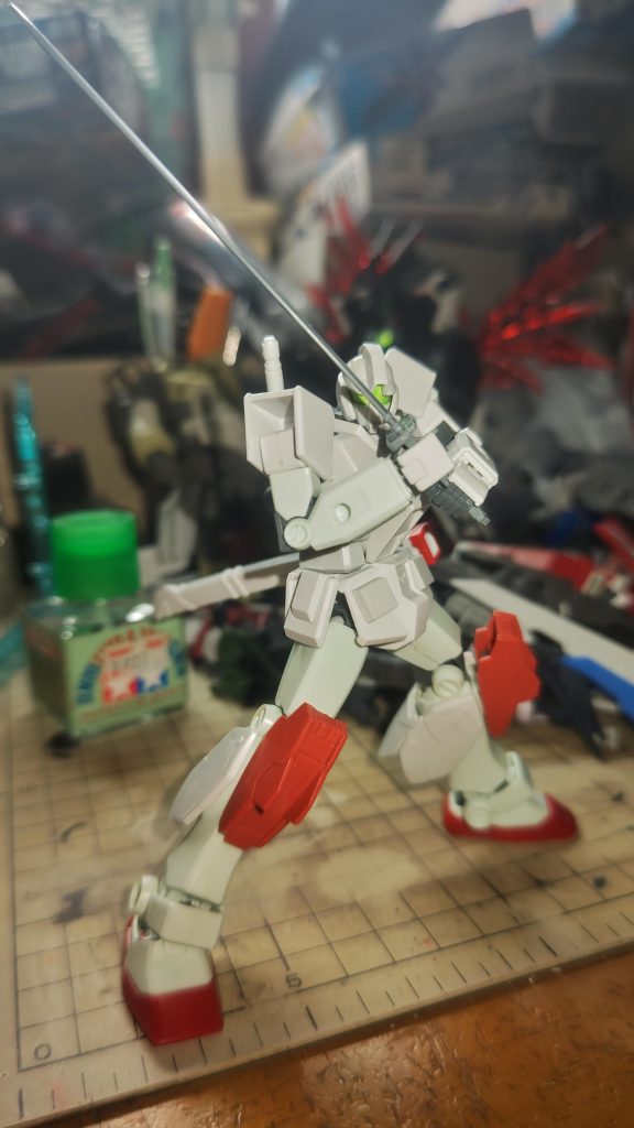 アストレイの刀を腰アーマーに無接着で取り付けられる様に加工してます。