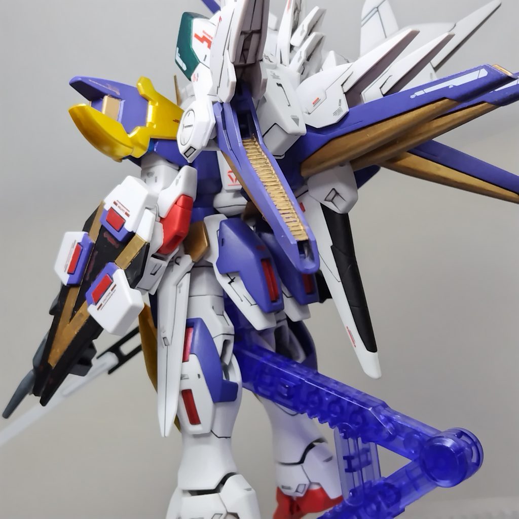 オリファーがＶ1コアファイターに乗って突っ込んでいれば生きてた可能性が高い上、貴重なV2を失わずに済んだとかwikiかなにかで見たのでその世界線。コアファイターをそのままウッソ機に取り付け、高性能ジェネレーターとミノフスキードライブを増加した事でIフィールドやビーム兵器の出力の安定、重量による推進力の低下を改善した事でスペックを最大に発揮できるようになったという設定