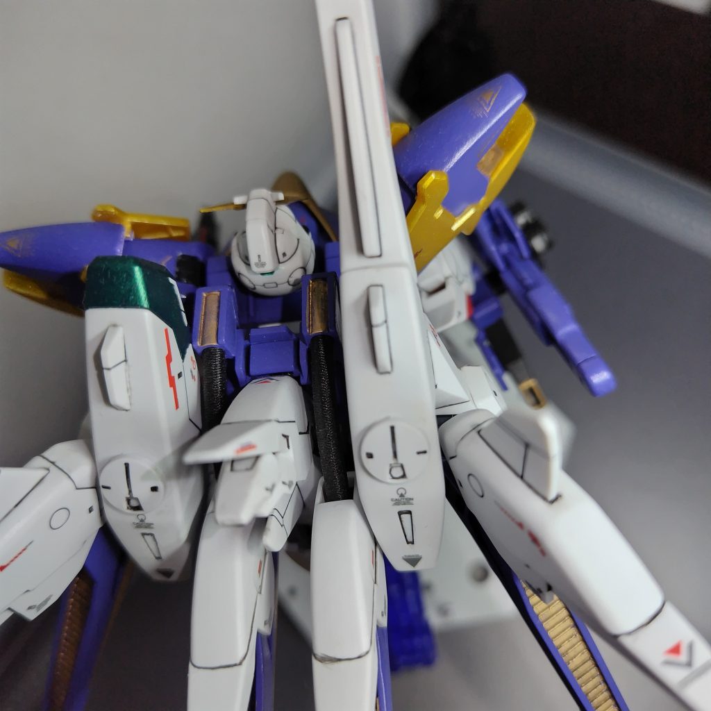 背中が寂しかったので余剰パーツを使いディテールの追加したり動力パイプぽいのを繋げて密度を厚くしています。