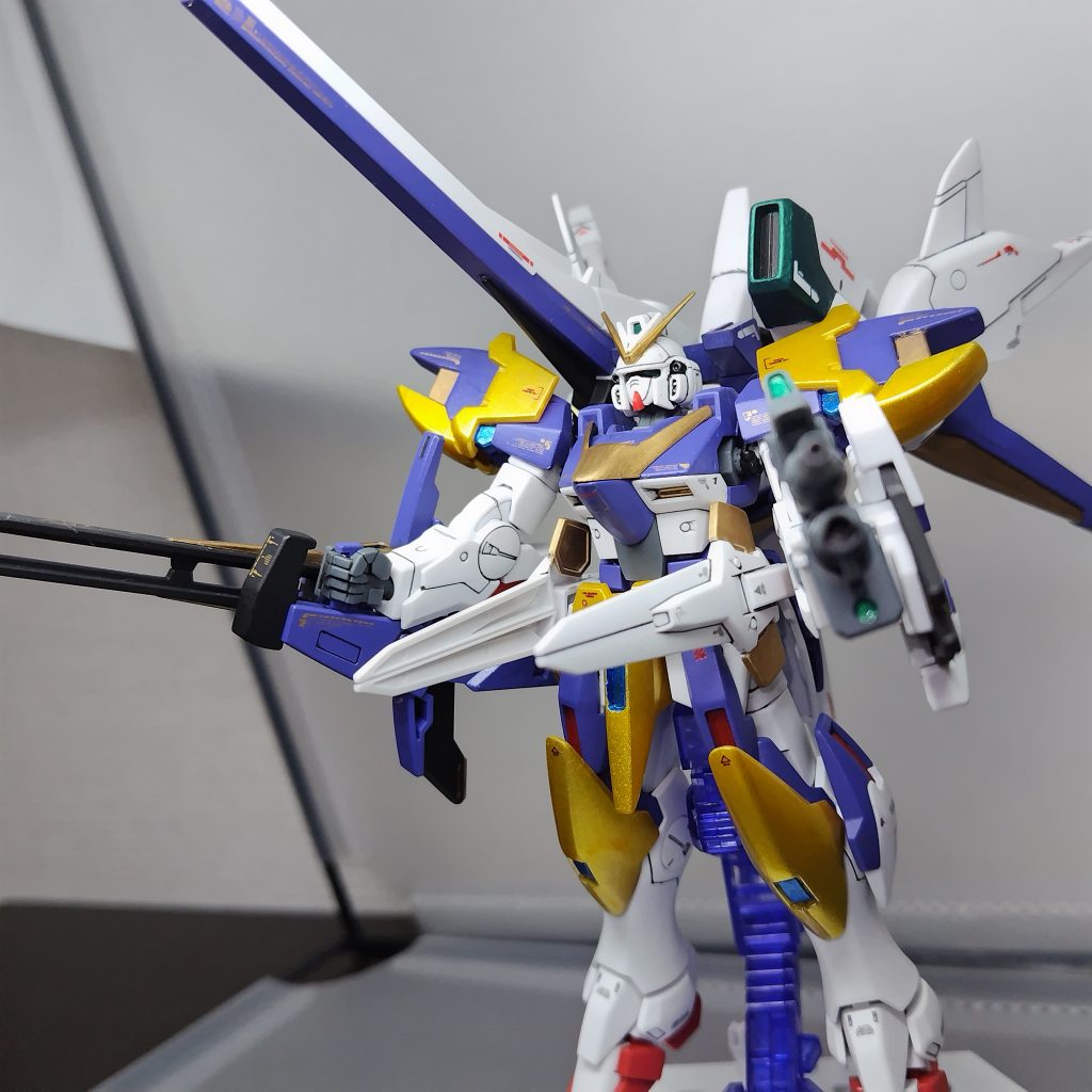 腰にヴェスバーがついてる等、武装が結構多いのでお決まりのポーズを。アサルトパーツにはシャインシルバーをスプレーした後にクリアイエローを吹きかけたなんちゃってキャンディー塗装でメッキ感を出して見ました。