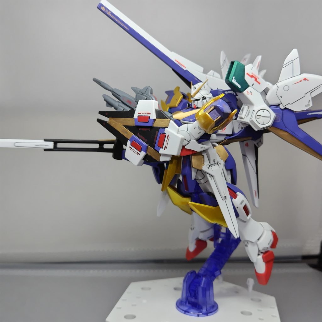 サイドショット、がんばって塗りわけとデカールを使いメガビームシールドをデコ。それっぽいデカールをしつこくない程度にちりばめました。