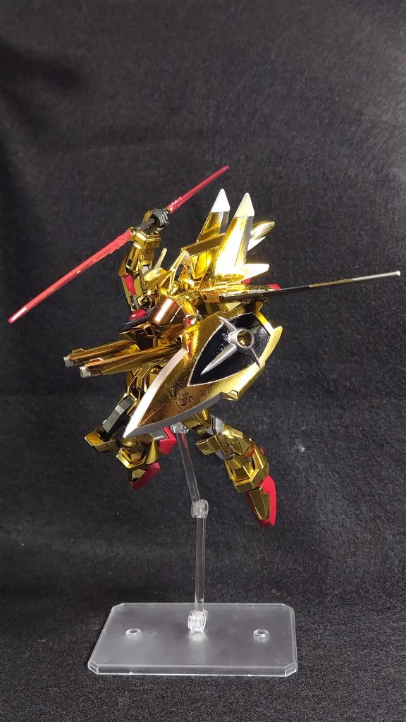 サーベル連結で斬りかかり。ゴールドメッキは撮影が難しいと思いました。輝きすぎにするとディテールがわからなくなってしまいますので、照明やカメラの露出の設定など大事ですね。