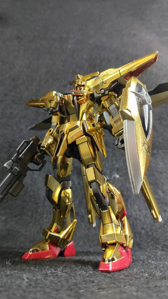 下から見上げてでのショット。カガリがアカツキをお目見えしたときのアングルですね。神々しくウズミ様のカガリへのメッセージは私も感動で泣いてしまいました。製作は、肩部などのフレームやオオワシのウイング、シールドなど、塗り分けをして少しでも劇中の塗り分けに近づけました。メッキコートの上でも水性ホビーカラーでしっかりと塗装が出来ました。塗装後のクリアコートをしています。それによって、金の部分の指紋汚れも付きにくく、また、清掃もしやすくなりました。