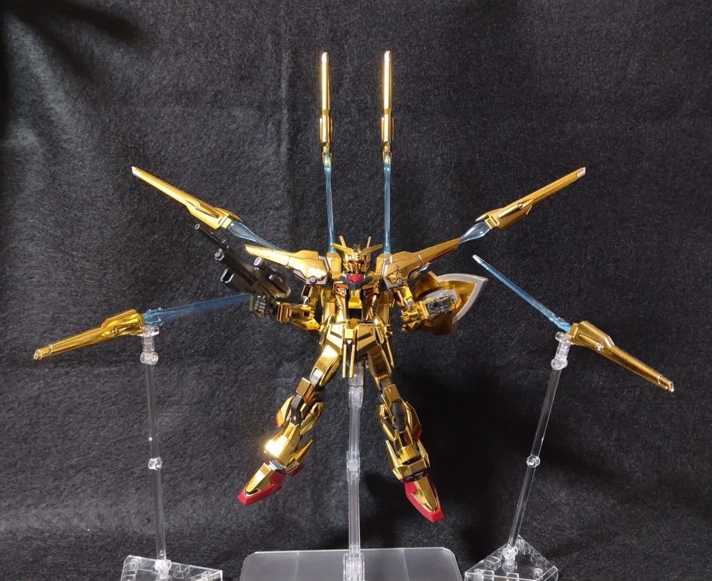 ドラグーンを飛ばしていく効果エフェクトが付属しているのはとてもいいです。ディスプレイの幅が広がります。シラヌイに付属しているビームサーベルは、ドラグーンが飛行するエフェクトにするのがいいです。(写真の左右のです)