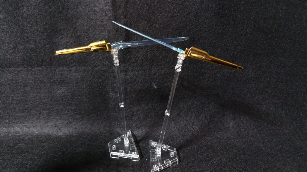 オオワシとの違いはビームサーベルがピンクではないです。そのおかげで、ドラグーンの飛翔エフェクトになります。なんとか無改造で取り付けられます。そして、水星の魔女のディスプレイスタンドにも保持力はあまりありませんが無改造でとりつけてディスプレイが可能でした。