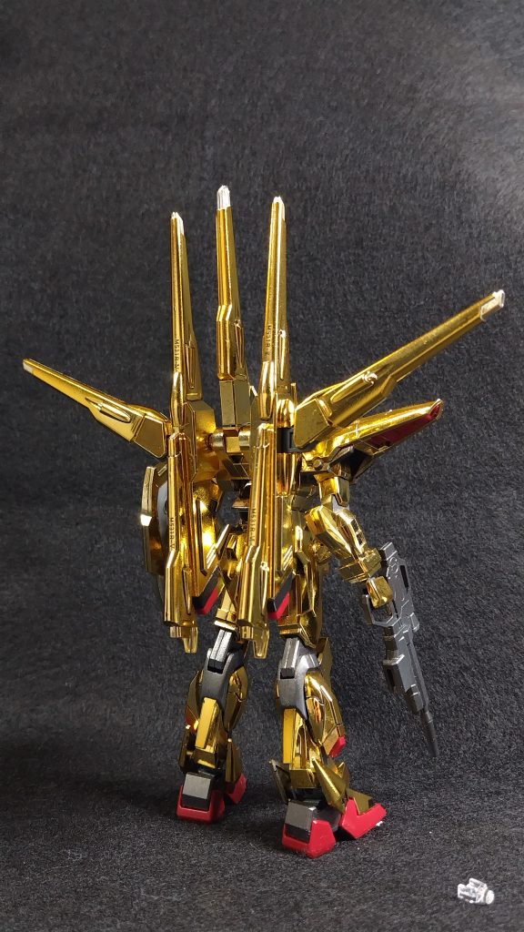 シラヌイのバックショットです。ドラグーンが色々な角度に変えられます。スミ入れですが、メッキのままではエナメルスミ入れは出来ませんでした。代わりに極細の顔料のペンが使えました。クリアコートをした後であればエナメルもOKだったかもしれません。今後試してみます。