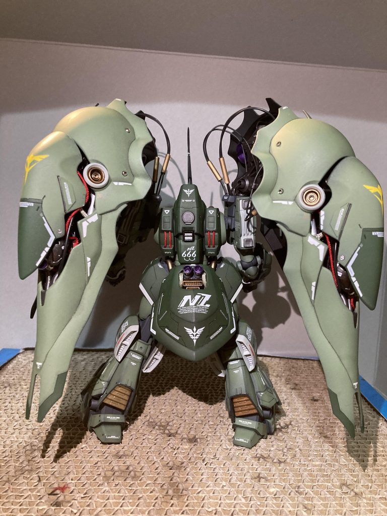 スカートも穴を開けてバーニア差し込んでます。