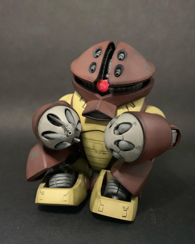 BB戦士アッガイと旧1/144がベースで、なんやかんやギミックたくさんで体育座りやら爪の出し入れ、腕の伸縮が可能です。