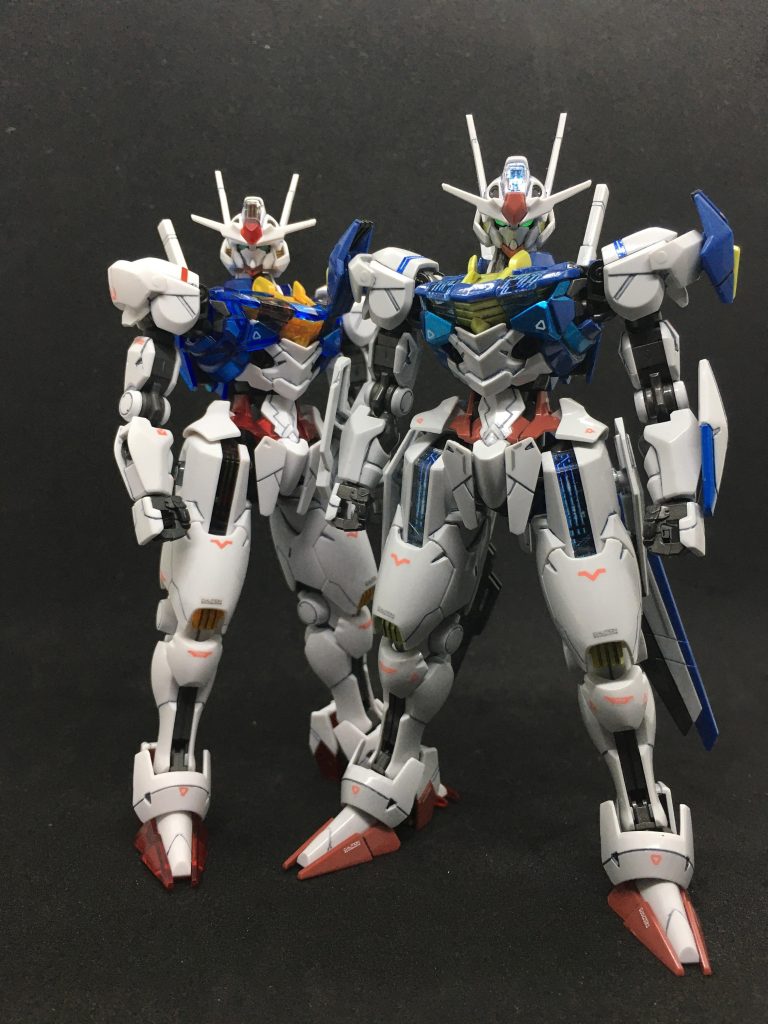 一番くじエアリアルと。白の成型色がくすんでいるのが写真ならわかりやすいですが、実際に肉眼で見ると光の加減によっては全く分からないこともあったので、同時製作の途中で混同することも...(塗装ミスしました)