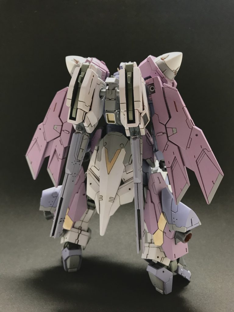 珍しく真っ当なかっこよさを目指しました フルアーマーっぽく着膨れさせて高耐久感を とんがりコーンと羽で高機動 武器多目にして高火力を という感じで