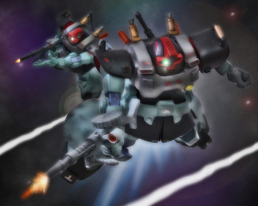 アルファ小隊のリック・ドムは互いに連携を取り120ｍｍマシンガンで哨戒艇のメインカメラを潰すと、動きが鈍くなった所を更に弾を叩き込んだ。特別仕様の徹甲弾で、比較的装甲の薄い後部に当たると装甲を貫き燃料タンクに引火した。するとD−SIは瞬く間に爆散し宇宙の藻屑と化す。「こちらアルファ・リーダー・スモーカー02よりトライバル・リーダー・ブシドー01へ。敵無人哨戒艇2機撃破」「了解した。そのままブラボー、チャーリーの援護を継続」「スモーカー02了解」