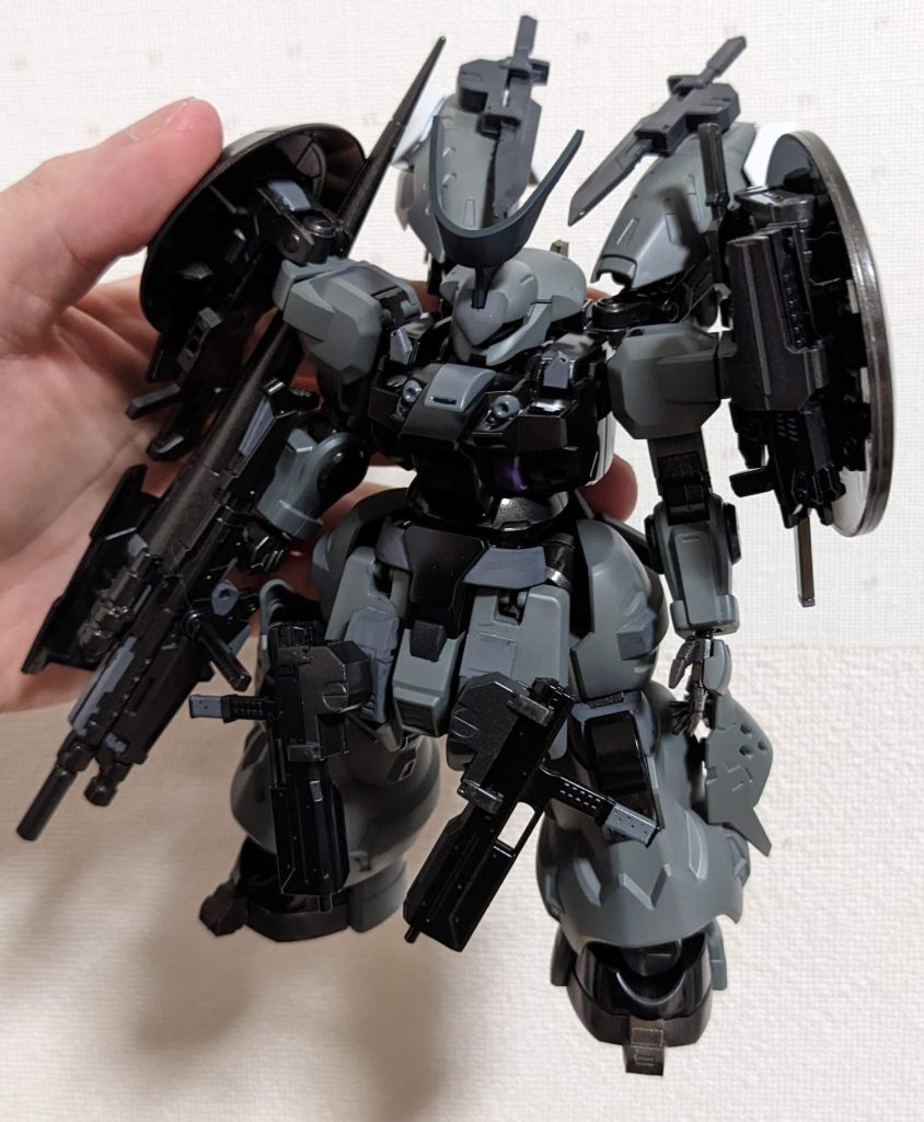 形が決まって色を塗り始めた頃です。この後バインダーのナイフを腰フロントアーマーに移動して脇腹に隠し腕を仕込みますた。