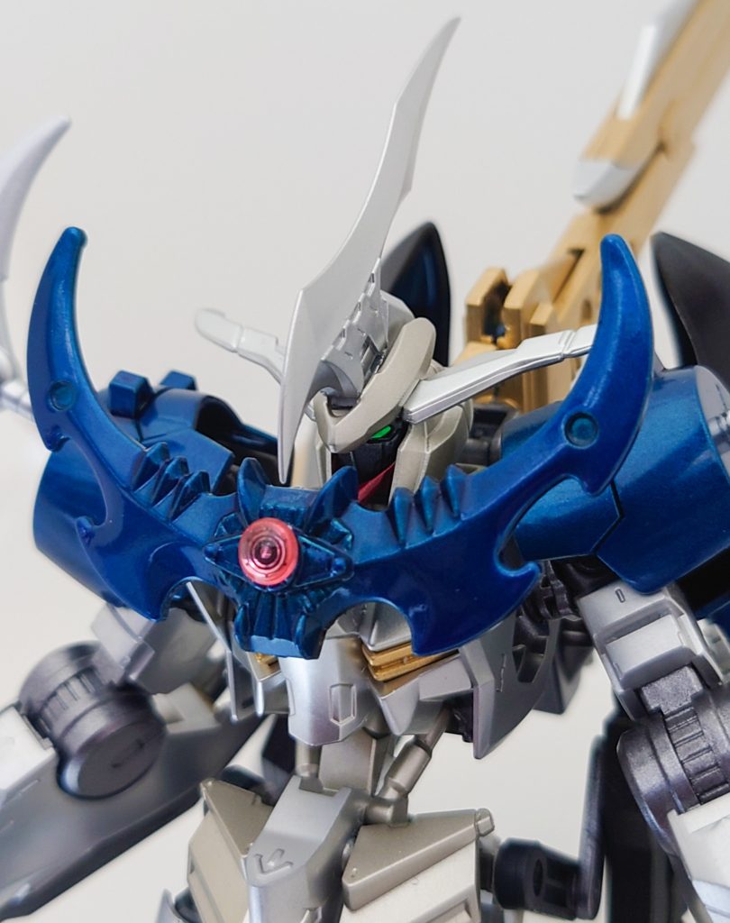 頭部のバエルパーツには、新規でブレードを取り付けて異質さを強調し、胸にはBB戦士の魔星大将軍の飾りを取付けてみました。