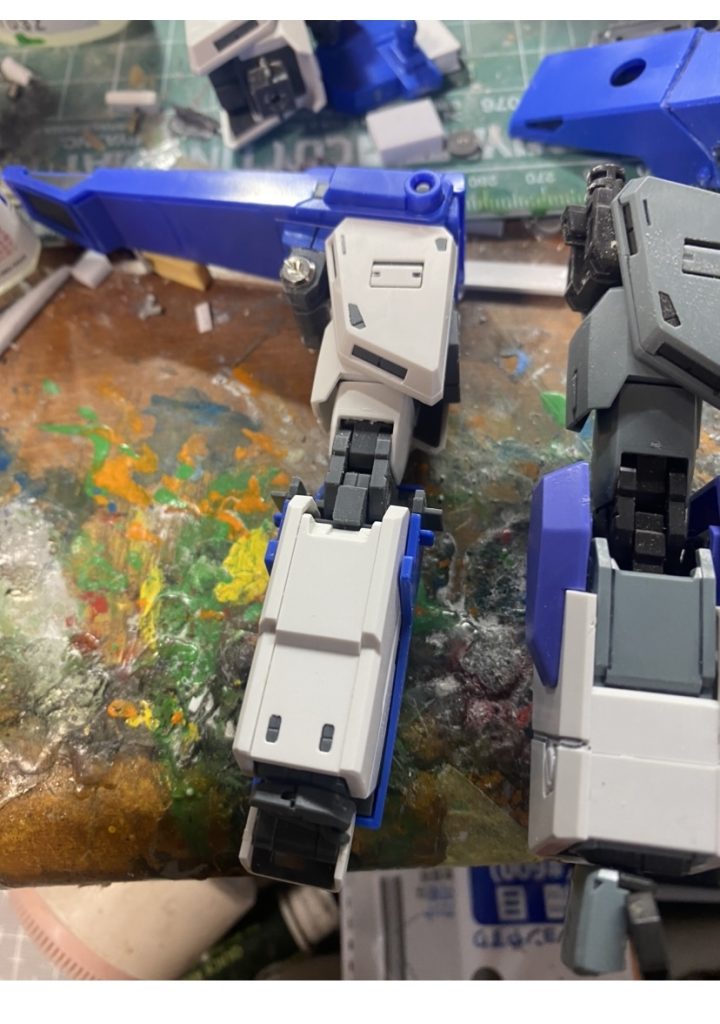 肩アーマの外側へのオフセットでバランスを変更。これをやらないとマイナスリベット入れるスペースが取れません。