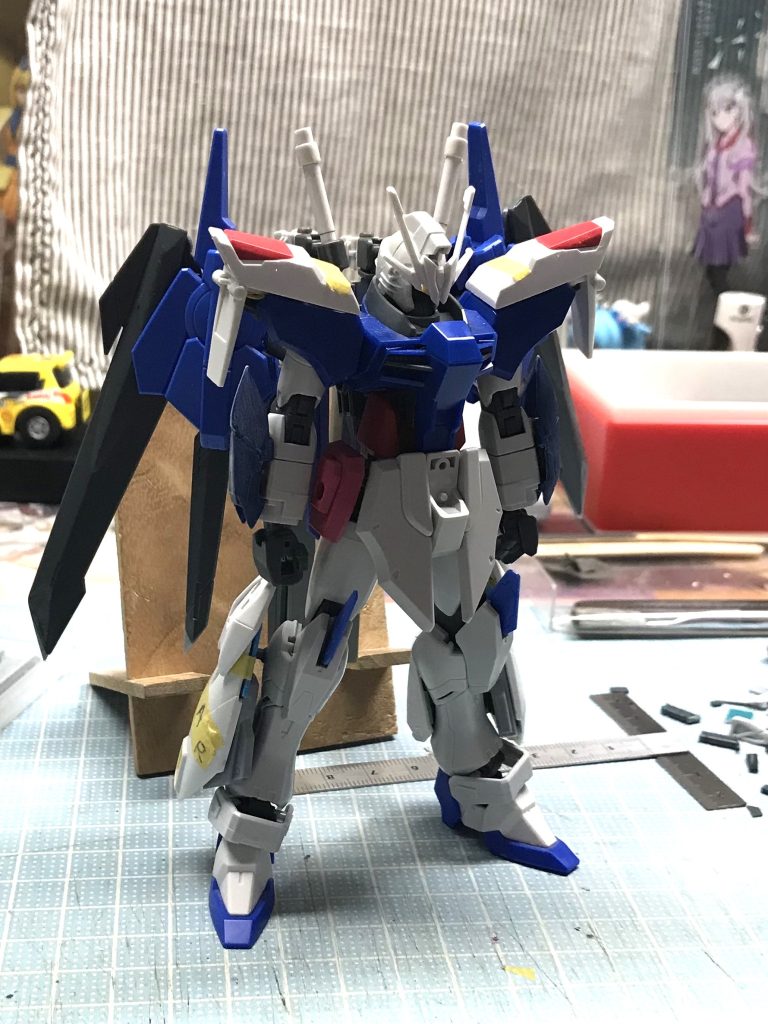 ○塗装前の仮組み状態です。背景が汚いのはご容赦を．．．。ベースのデスティニーから大きく変えないのは通常通りなのですが、今回は新しいことへの挑戦として別キットからのミキシングを多用するよう意識しました。肩上部のストライクフリーダムの肩パーツや、脚部のZガンダム脚パーツがそれです。腰後ろもAGE-2のリアアーマーになっています。