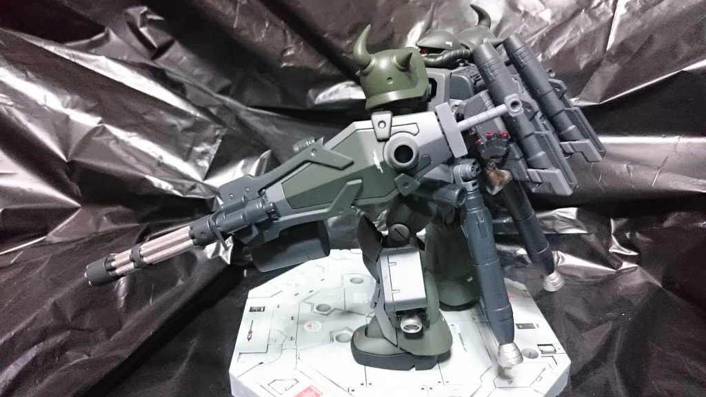 通常の装備であるバルカンなどはそのままに、背部のキャノンやミサイルポットの追加により火力を上げている。