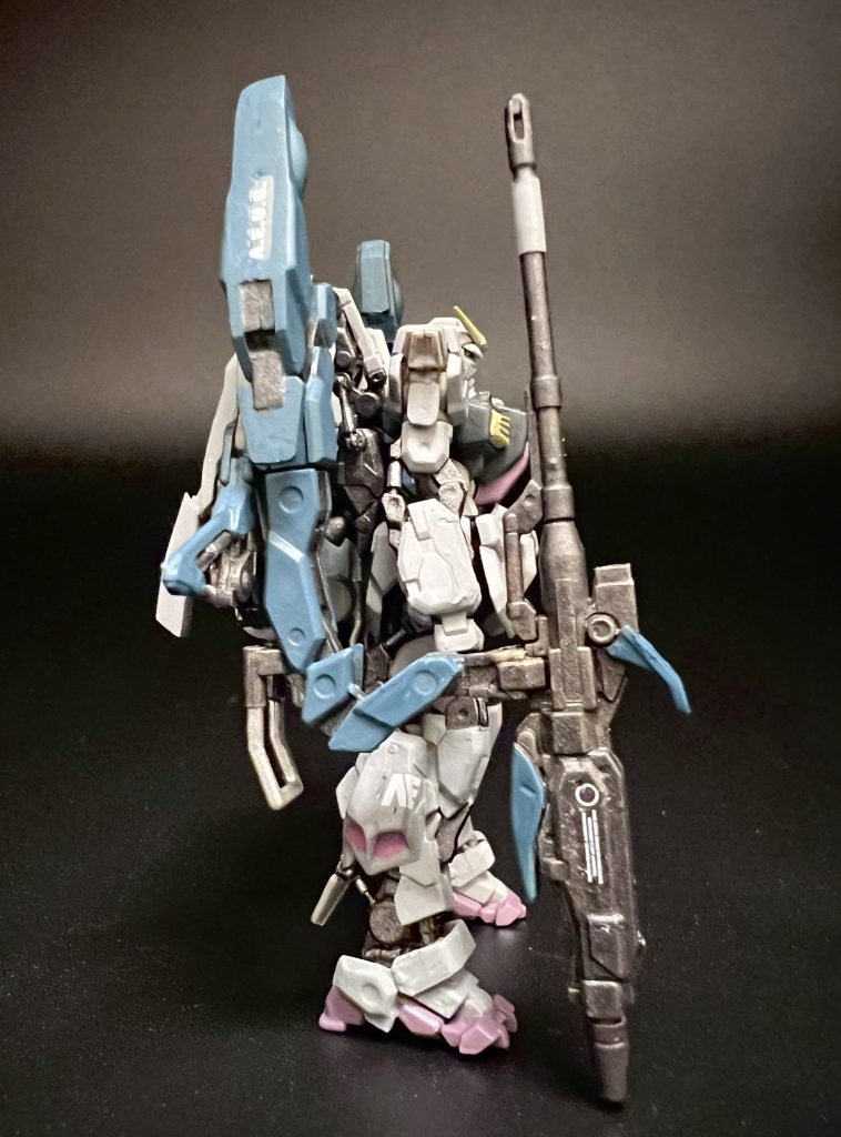 側面は個性的ですね。腕部、脚部がクランク状のパーツで繋がってます。ディフェンサーパーツの一部がサブアームのようになっていて、ロングライフルを懸架しています。