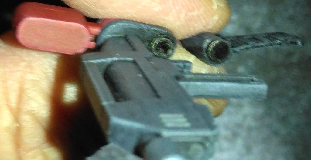 ライフルの左手グリップはモールドで切断。ネオジム接続してます。これによりグリップが可動し、肩の前後可動と合わせると、ライフルの両手持ちが可能です。