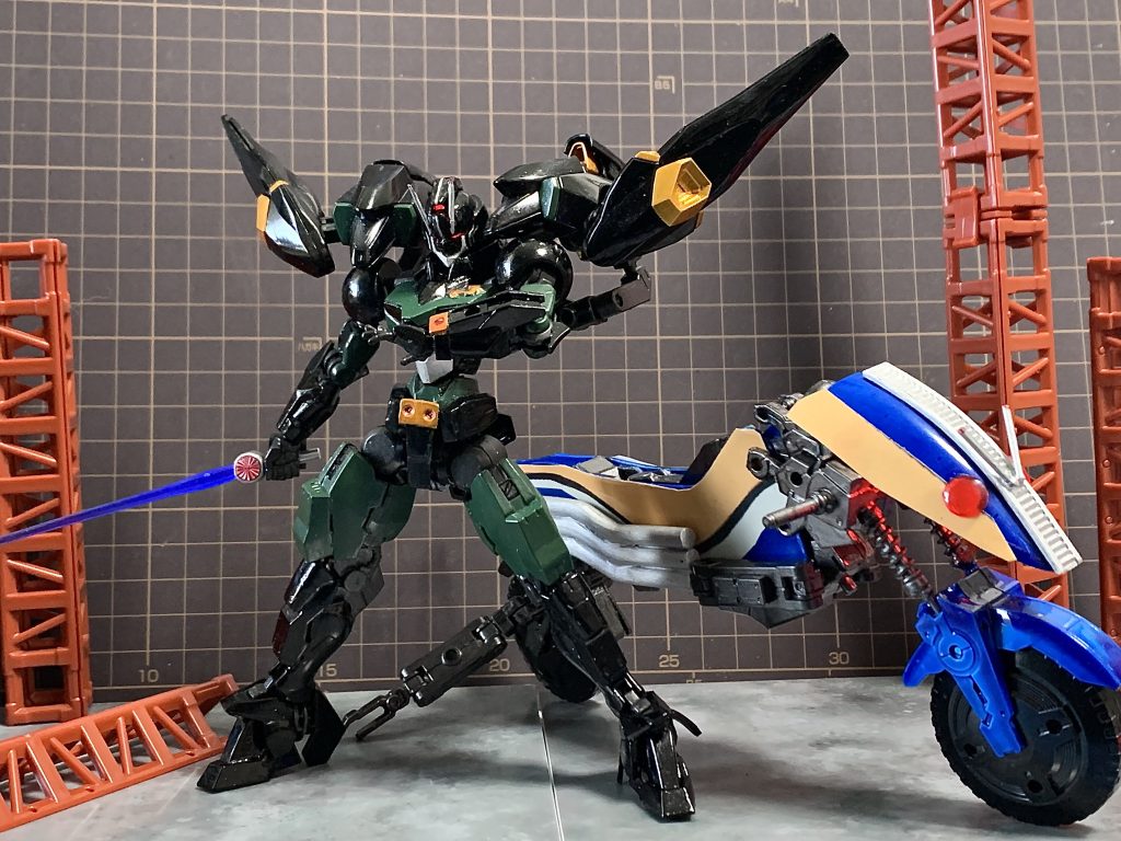 主にGアクロバッターに乗り、戦火へと身を投じる。そしてこの機体はフォームチェンジが可能であり、その場に応じた状態変化ができることが特徴であり、ゴルゴム、クライシスの野望を次々と打ち破ってきたと言われている。