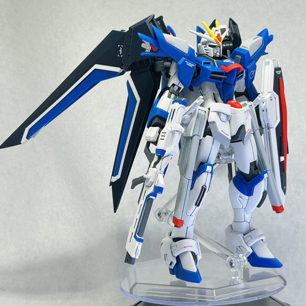 ■仕上げ全身にデカールを貼り、つや消しトップコートを施しました。3枚目の写真写りがだいぶ良かったので印象の変化がわかりにくいですが、ハイライトのテカリがなくなって地に足がついた印象になりました。