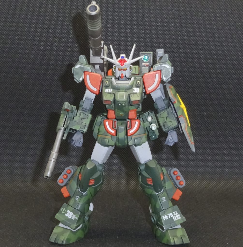 追加装甲はプラ板のバキュームフォームと箱組で外装の大まかな形を作ってそれをきっちり面出ししてスジボリ入れたりプラ板貼ったりしてスクラッチした部分が7割強かな？　あとは一部SDのFAガンダムのパーツの加工したり　ジャンクパーツを使ったりです　ショルダーキャノンの砲身　バーニア　スラスター　ダクトなどの細かいパーツは既製品を使ってます　右手の2連装ビームキャノンの砲身はプラパイプなどでスクラッチ　土台部分はSDのパーツを加工して使いました　基部と砲身がスライドして伸縮するように作ってます　これは砲身が一番伸びた状態ですね