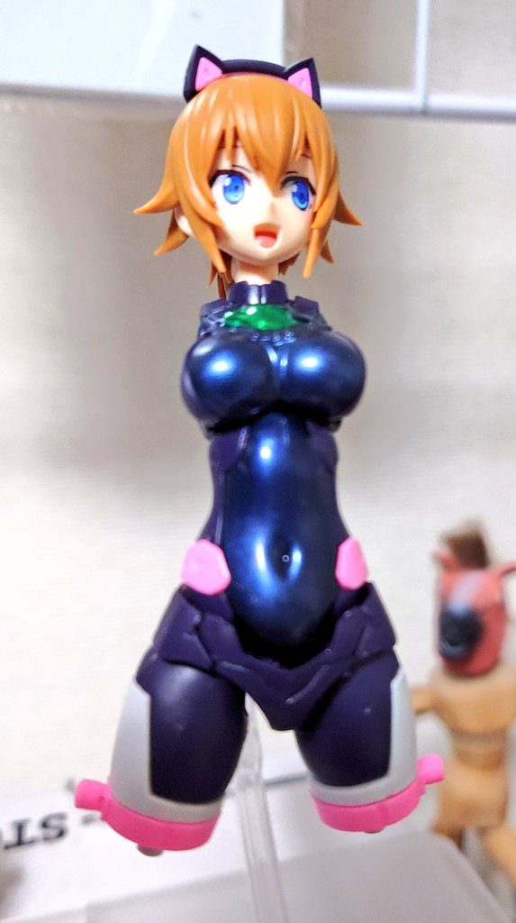 紺スクが好きなので胸とお腹周りはメタリックダークブルーで塗装してみましたなんていうかお腹エッッ・・・過ぎて本当にガンプラ枠でいいのか気になりますね