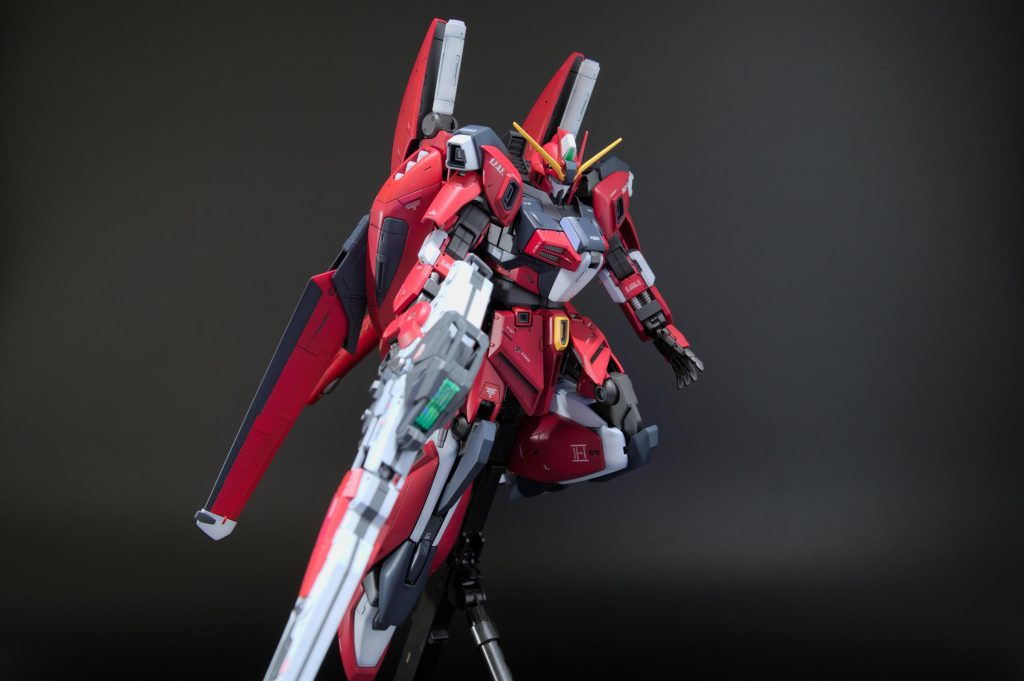 ベースは古いキットなので、接地性にやや難がありますね。ディスプレイスタンドで浮かせたら多少アクション出来ますが、足が横にほとんど開かないのでポージングに苦労しました。