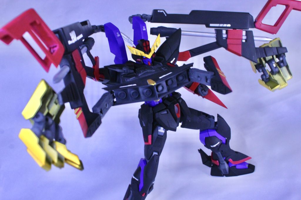 背面の可変アームユニットと右腕のクロー付き6連装ランチャーは差し替えなしで展開可能です