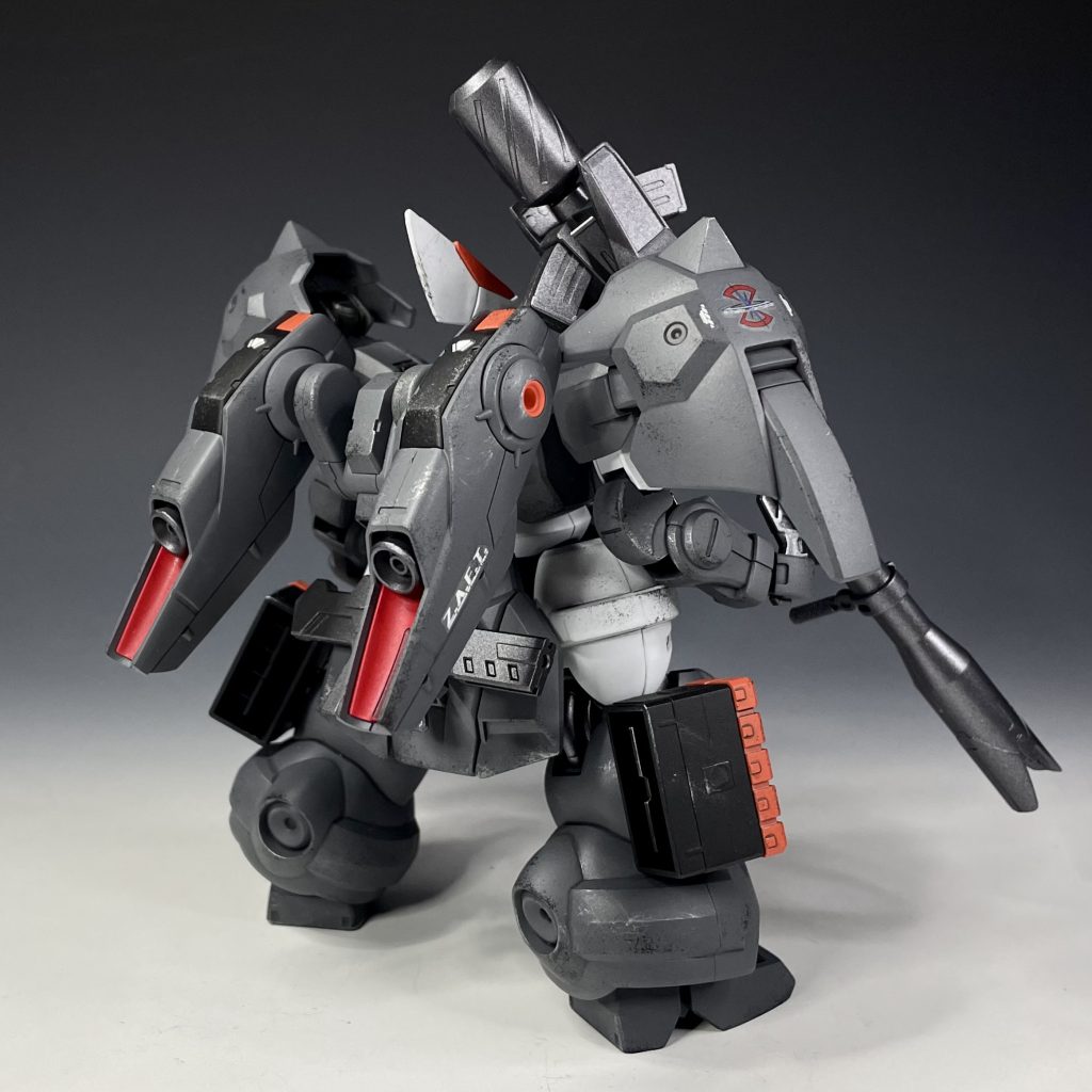 バックパックにはミラソウル社製ブースターを使用。足先はディランザのものからザクウォーリアに変更。