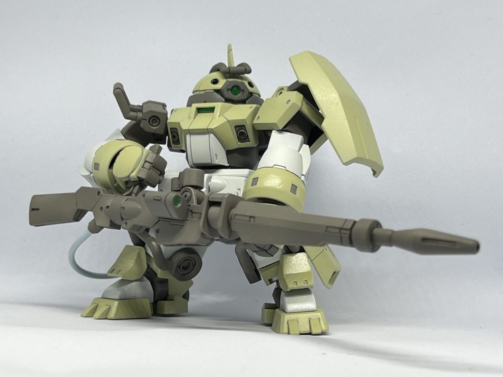 大型ビームライフル構え。関節は膝関節以外は生かしてあるので両手持ちも可能。ライフルと腰の接続アームも短縮して調整しています。